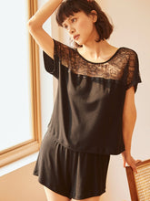 Conjunto de pijama con top y pantalones cortos de satén con encaje en contraste